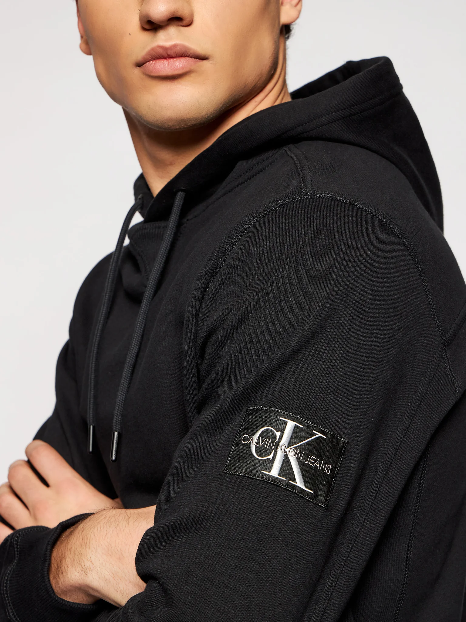 CK SUDADERA NEGRO J30J314036 GVE